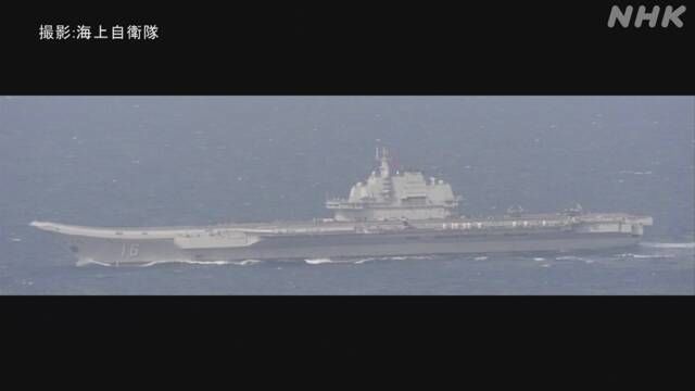 証券会社の注目記事はどうか 中国空母 沖縄本島と宮古島間を通過 この海域の往復確認は初 2020年4月28日 23時12分南シナ海問題 今月、沖縄本島と宮古島の間の海域を通過して東シナ海から太平洋に出た中国海軍の空母などが28日午前、同じ海域を通過して東シナ海に戻りました。中国の空母がこの海域を往復したのが確認されたのは初めてで、防衛省は航行の目的を分析するとともに、警戒と監視を続けています。 防衛省によりますと、中国の空母「遼寧」やミサイル駆逐艦など合わせて6隻が28日午前、沖縄本島と宮古島の間の海域を通過して太平洋から東シナ海に向かったのを海上自衛隊の艦艇や航空機が確認しました。 日本の領海への侵入はなく、空母からの艦載機の発着も確認されていないということです。 この6隻は今月11日にこの海域を通過して東シナ海から太平洋に出たのが確認されていて、防衛省関係者によりますと、その後南シナ海やフィリピンの東側の太平洋で航行していたということです。 中国の空母が沖縄本島と宮古島の間の海域を通過したのは5回目で、往復したのが確認されたのは初めてです。 防衛省は航行の目的を分析するとともに、中国軍が遠方への展開能力を高めているとみて、警戒と監視を続けています。NHK