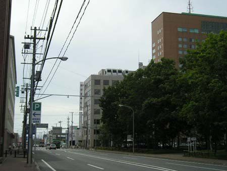 ウインテスト(株)【6721】 ひょっとして。 Kuo氏はAMOLED採用について、新型 iPhoneがフルガラスボディへ、もしくは前後ガラスとセラミックや樹脂など非アルミ素材へ移行すれば、アルミ筐体よりもやや重くなることが考えられるものの、有機ELディスプレイでバックライトユニットが不要になり3D Touch向けセンサも軽量な方式が使えることから重量増加を相殺できると説明しています。 つまり同じ本体設計のまま画面だけAMOLEDに切り替わるというよりは、AMOLEDへの変更を前提とした新設計になるとの見方です。 (なお先月の投資家向けノートではAMOLED導入のシナリオとして、もしアップルが要求仕様を満たすAMOLEDパネルを潤沢に用意できた場合、現行では5.5インチ液晶の「Plus」モデルを全面的に5.8インチ有機ELに置き換える見込みだが、もし供給が足りなかった場合、無印とPlus(5.5インチ)の2モデルに対して、さらに上位の特別なモデルとして5.8インチ有機EL版を限定的に投入する可能性もあるとしていました。) さて、この「iPhoneは2017年に完全新生」説を唱えるのは Kuo氏だけでなく、以前からアップル関連で実績のある複数のソースがたびたび話題にしてきました。有機ELへの移行が2016年には間に合わないとみられること、さらに2017年は iPhone にとって十周年であることを考え合わせれば、ディスプレイ技術の変更と同時に筐体設計ごと変えて新生をアピールする説はいかにもありそうです。 ガラスが割れたスマートフォンを騙し騙し使っている人も多くいらっしゃると思いますが、前面も背面も曲面ガラスとなれば、これまで以上に落とさないように気をつけるか、デザインを犠牲にカバーを着せる必要に迫られるのではと心配になります。