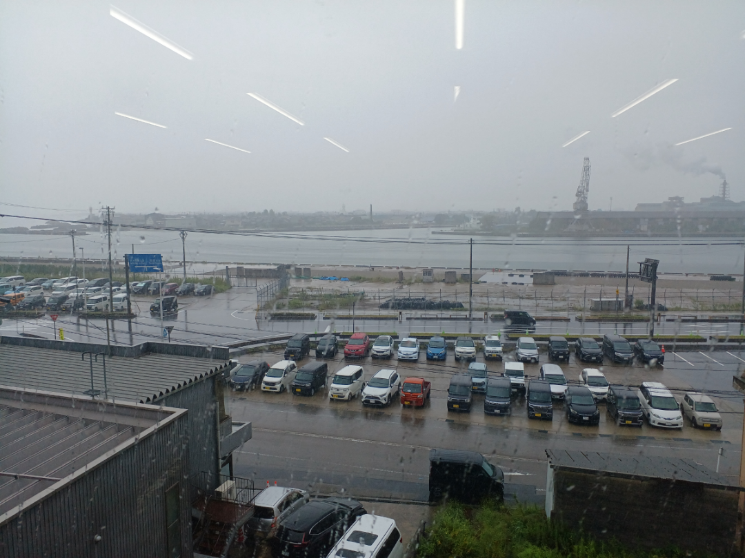 伏木海陸運送(株)【9361】 株主総会へ参加しました 晴れた日は立山連峰が観れるので、職場環境は良さそうですね