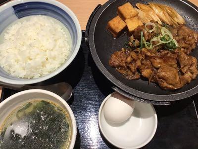 (株)物語コーポレーション【3097】 再5000円越えを祝して焼きたてのかるびで鉄板牛すき焼きカルビ定食いただきました。おじさんには丁度良いボリュームです。