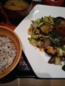 (株)大戸屋ホールディングス【2705】 茄子と豚肉のコク旨味噌炒め。 コレとすけそう鱈の黒酢あんは鉄板メニューだ🐸