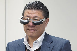 (株)ビジョナリーホールディングス【9263】 工場の事務所のような店舗デザインのセンスも疑うが、 メガネのセンスも疑うわw