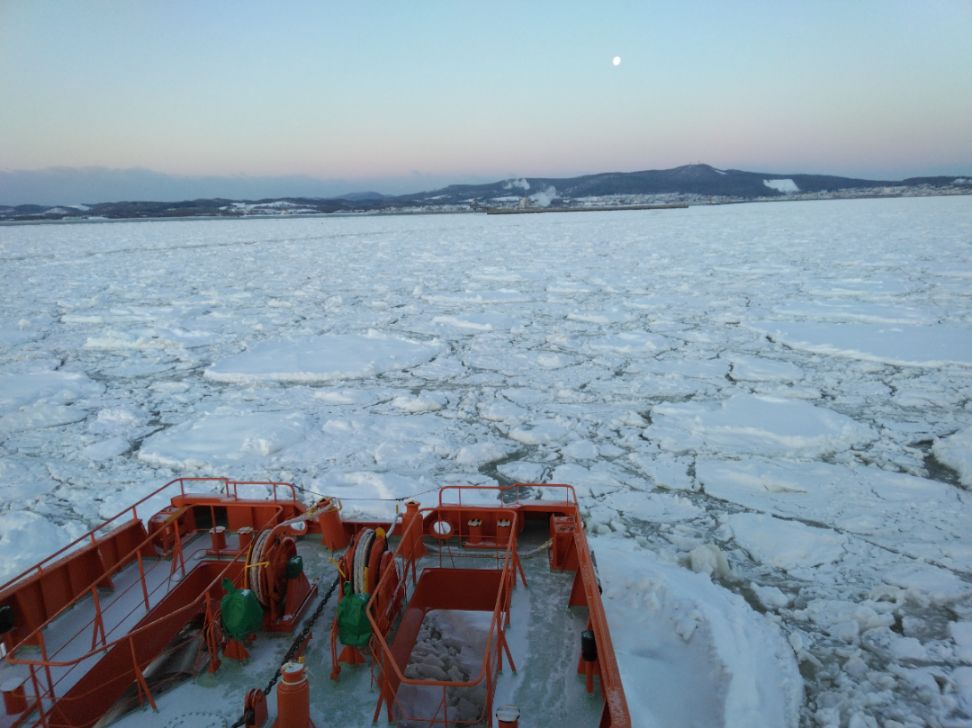 朝だよ専用 北海道の冬は大変だけど、本州より道は広いし信号が少ないし交通量も少ないから事故は少ないかも。意外と安全ですよ。 富山と北海道のオホーツク地域の二重生活ですが、オホーツクは寒すぎて逆に清々しいです。