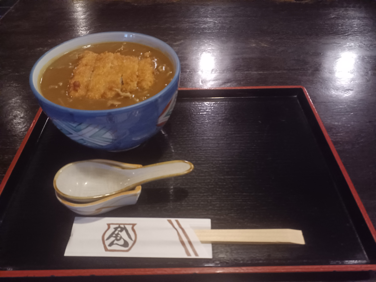 松本油脂製薬(株)【4365】 初めて株主総会に出席しました。うまく言えませんが、株価、建物、役員と従業員の立ち振舞いの全てが「ゆっしー」イズム全開でした。個人的には居心地が良い会社です🙂 優待のうどんだしが瓶詰めに変更になった件について、社長によると、以前の優待で使用していたスチール缶は製造中止となり、アルミ缶では品質が落ちるので瓶詰めに変更したそうです。また、だしはレシピを会社で作り、その道では有名な企業に作らせた、との事でした。 うどん美味しかったです