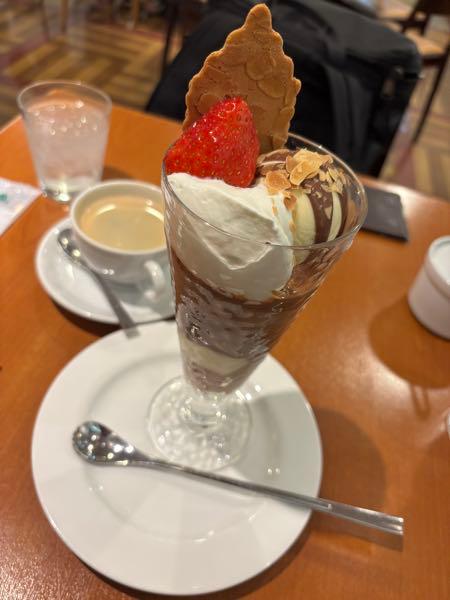 モロゾフ(株)【2217】 こちら神戸にあるモロゾフのカフェです！  クリスマス限定メニューは既に完売で仕方なくチョコレートパフェを注文しました🍨  正直な感想としては普通でした。  これが今のモロゾフだと思います。  神戸には、他にもリンツにGODIVAと競合がひしめき合っていますが、やはり味や見た目では負けてしまっています。 GODIVAにしろリンツにしろ持ち帰り用のドリンクを提供し町中を練り歩く顧客に宣伝して貰って集客をしています。  モロゾフももう少しこの時流に乗って欲しいなと個人的には思います。