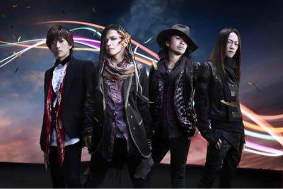 NEO UNIVERCE 『自由への招待』L’Arc〜en〜Ciel  暴走への誘惑 渋滞にて最悪 抑えてる状態 自由への招待  足取りは遅く 中指は早く 不機嫌な表情 手に負えない症状  急いで君への迷路を駆け回る どこへ行くかは勝手だけれど 邪魔だけはしないでくれる？  悲しいほど 君に伝わらない この気持ち大切に トランクにつめて  目障りな休日 温厚な体質 今だけ特別 許せよ毒舌  なんて目まぐるしい時の回転 飛び交う街中の喧騒を 追い越し少しでも君に  逢いたいのに いつも上手く行かない でも願う今日こそは 狙いを定め 隙間を抜けて 笑顔の彼方へ  もう二度と今は戻らない 追い越す過去 あざ笑うような未来 見つめたまま  こんなにも そばに居ても遠く ねえ誰か自由への招待を！  逢いたいのに いつも上手く行かない でも願う今日こそは 狙いを定め 隙間を抜けて 笑顔の彼方へ