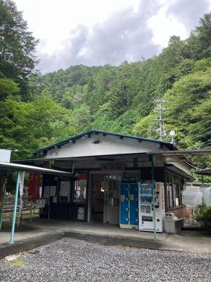 西日本旅客鉄道(株)【9021】 おはようございます 乗り鉄ジジィは先日、静岡県まで遠征して 井川駅まで行って来ました さすがに外人さんが1人も居なくて快適な旅になりましたよ（笑） 聴こえるのは鳥の声、せせらぎ、レールの軋む音 JR西日本にもノスタルジーを感じる路線とか 有りますかね？ ぜひご存じの方が居られましたら紹介してください
