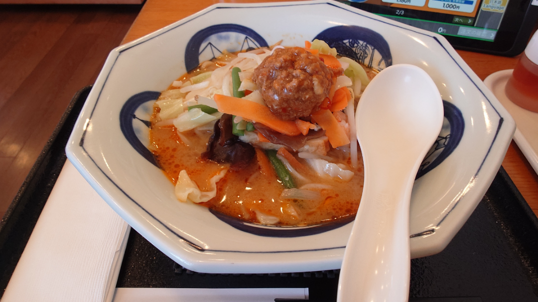 (株)リンガーハット【8200】 からまろちゃんぽん初チャレンジ！  辛肉味噌で味変するとまるで別メニューに  夏季限定なのでぜひ！  食べて応援リンガーハット