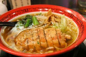 (株)リンガーハット【8200】 > 濱かつとのコラボ店でカツちゃんぽんとか出したらガッツリ派に受けそうやけど… > さすがに揚げ物は難しいか… ◆ラーメンには、豚肉の唐揚げ「パーコ」が載せてある「パーコ麺」ってのがあって、旨い。麺類には、トンカツよりもパーコの方があう。 ってことで、やるなら、ちゃんぽんにパーコを載せて「パーコちゃんぽん」をやればいいと思う。 ◆ちなみに、パーコ(排骨 / páigǔ)は、豚のスペアリブ(骨付きばら肉)を指すけど、一般的には、骨付きではなく、豚肉(ロースやバラ)をニンニクや醤油ベースのタレに漬け込み、片栗粉などをまぶして揚げた唐揚げ。 UPした画像は、万世麺店(2024年閉店)で提供していたパーコラーメン。