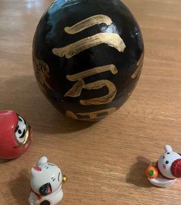 任天堂(株)【7974】 任天堂株主の皆様、 明けましておめでとう御座います(・Д・)ゞ☆ 昨年末は星野源が創造で魅せてくれました☆ 今年はポケモン30周年、ゼルダ40周年と、 それぞれ節目の年を迎えます。 また、2月ダイレクトやGWにはマリオ映画の 公開などイベントは目白押しです☆  今年も当社が楽しいを創造して、世界中の人々を 笑顔にするIP展開を期待しております(*&acute;Д｀*)☆  年初で恐縮ですが今年も任天堂株は売りません！ 今年もパッションホールドでヨロシク(・Д・)ゞ☆