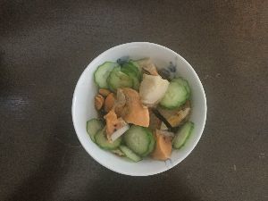 ながれながれて〜 男☆簡単ツマミ^^ ホタテとキュウリ、タレはポン酢と白だし^^ 酒は・・・麦焼酎お湯割り^^