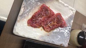 八丁堀の戯言部屋 とある和牛のA5ランクに12段階あるうちの10レベルの肉だそうです。 地元の場末の焼肉屋に行ったらサービスで出てきた。 二切れ。  メニュー以外にこんなのもあるんですと。  メニューのでも値段が安く美味かったんだけど マジうまいわ。  旦那とドラゴンさんに食べさせたい。  寿命が3年は延びる？笑笑