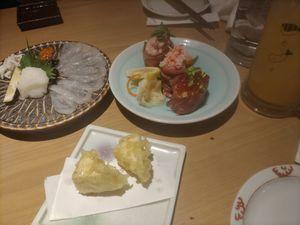 (株)ジェイグループホールディングス【3063】 『寿司と天ぷらとわたくし』行ってった。 メニューから無くなった和牛肉軍艦(うに・いくら・キャビア)出来るか聞いたら、うにとキャビアが無いので(ねぎとろ・カニ・いくら)なら一人前なら出来るってことでお願い。 天ぷら盛り合わせや天然とらふぐのてっさなど美味しくいただきました。 ごちそうさまでした。