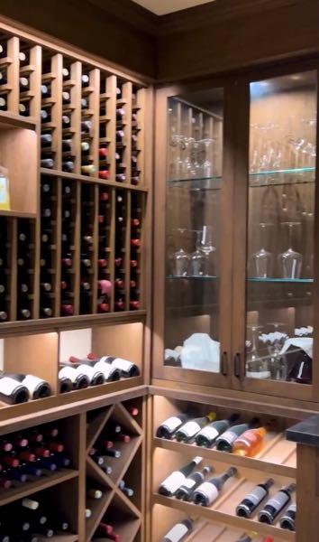 ファースト・シチズンズ・バンクシェアズ・デラウェア【FCNCA】 金融システムは経済の大動脈🫀 　上昇への一休みと思いたい　 約30年間ワイン🍷を此処まで収集すればもう十分 高額ロマネ・コンティも数本所有 ⤴️💵 まだ上には上がいる