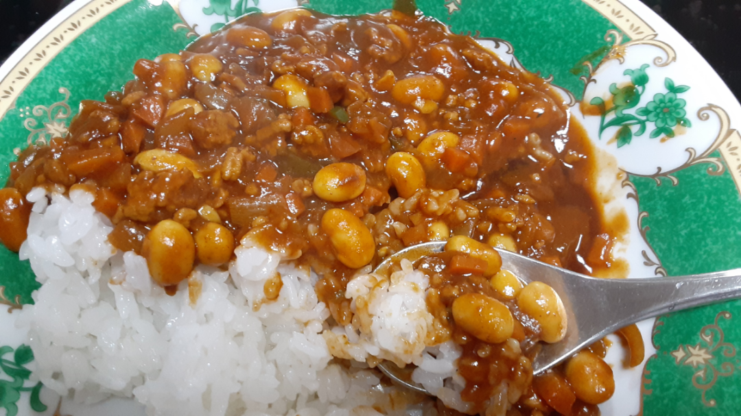 すずめのおしゃべり避難所☕ ヒヨコ豆より新鮮な豆カレー🍛になりました！ まだまだ残ってるので、サラダに乗せたら絶対美味しい！！  ちなみに、豆は見切ってあって150円でした✌