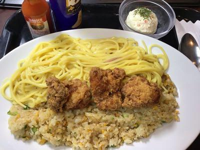 (株)ＡＯＫＩホールディングス【8214】 期間限定の油そばを食べたかったのですが好評らしく生憎の売り切れ。トルコライスをいただきました。メガメンチカツやトンカツは年齢的にキツいので唐揚げにしました。油そばは次回にお預け。