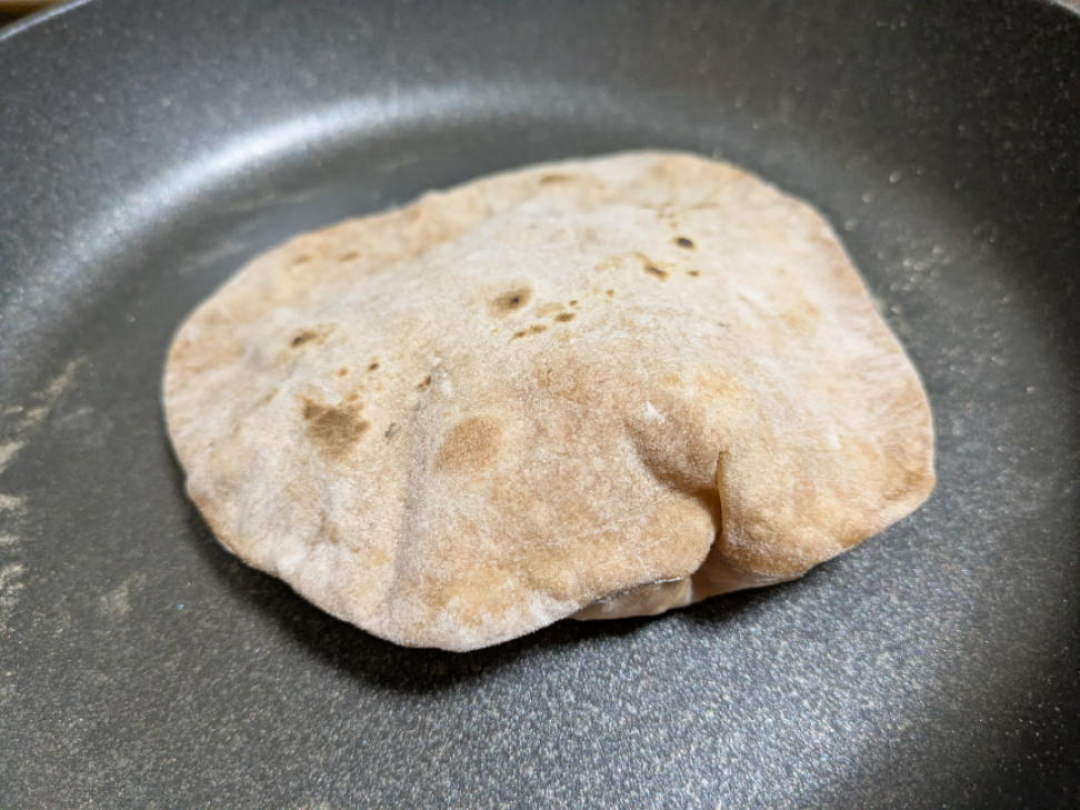 (株)日清製粉グループ本社【2002】 パンで思い出しましたが、先日ウェルナの全粒粉(パン用)でチャパティ焼きました!めっちゃキレイに膨らんで嬉しかったです(*´∀`*)ウチにある小麦粉も全部ウェルナ☆