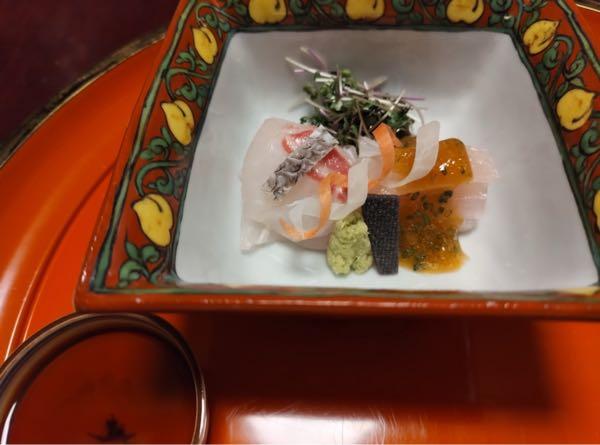 マザーズをはじめとする日本市場に巣食う嵌め込み外資に立ち向かう個人投資家の会&日常の事や趣味などの雑談の会 これは菊乃井京都本店。春休みに私と娘2人とで行きました。 お皿も破格のものだし、日本料理、人参と大根、巻き巻きしてるのが、かなり手が込んでいる。 均等の幅に切って、細いものに巻きつけて、水に晒して、形を固定してから外す。  こんなのばかり10皿以上出て来るんです。こういうのの連続で、三つ星維持できるんです。 料理によっては1ヶ月がかりで作るものもあるらしい  3人で8万越えた。全部私が払った。 今度はみんな社会人だから、自分の分は出してくれるって。  このレベルなら、獅子さんも納得するかと思います。