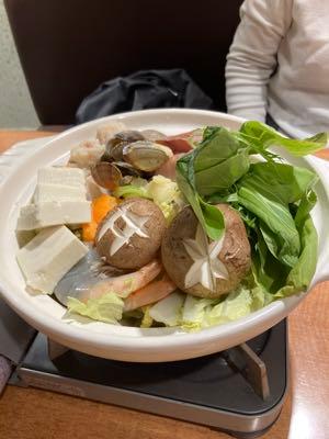 チムニー(株)【3178】 海鮮5種寄せ鍋1098円( 〆328円)/1人前。 ※夫婦で食べてきましたが、3人でシェアして充分です。  食事だけもアリとなったら、「好きなもんを好きなだけ」という居酒屋は、定食スタイル以上に、今の世相にハマる気がします。高値は遥かかなた&hellip;、優待頂きつつ、気長に待ちましょう。☺️