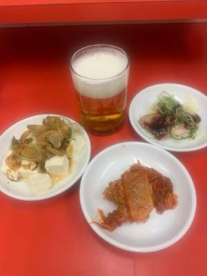 日産自動車(株)【7201】 さすけ、帰宅途中に羽田空港関係者に大人気なお店で靴磨きと靴底張り替え。 靴って全てを表すから大切と考えるさすけ。よく靴磨きをしています。  で、さすけさん、超特急で25分で仕上げますと言われたさすけ。  お隣の大阪王将で優雅なディナー。笑  ビール、おつまみ3種で350円。 さすけの両隣は靴磨きを待つパイロットでした。  25分の間にお食事頂きながら銘柄探索するさすけでした。  日産株価、明日は戻せ。PTSは現在3円プラス。