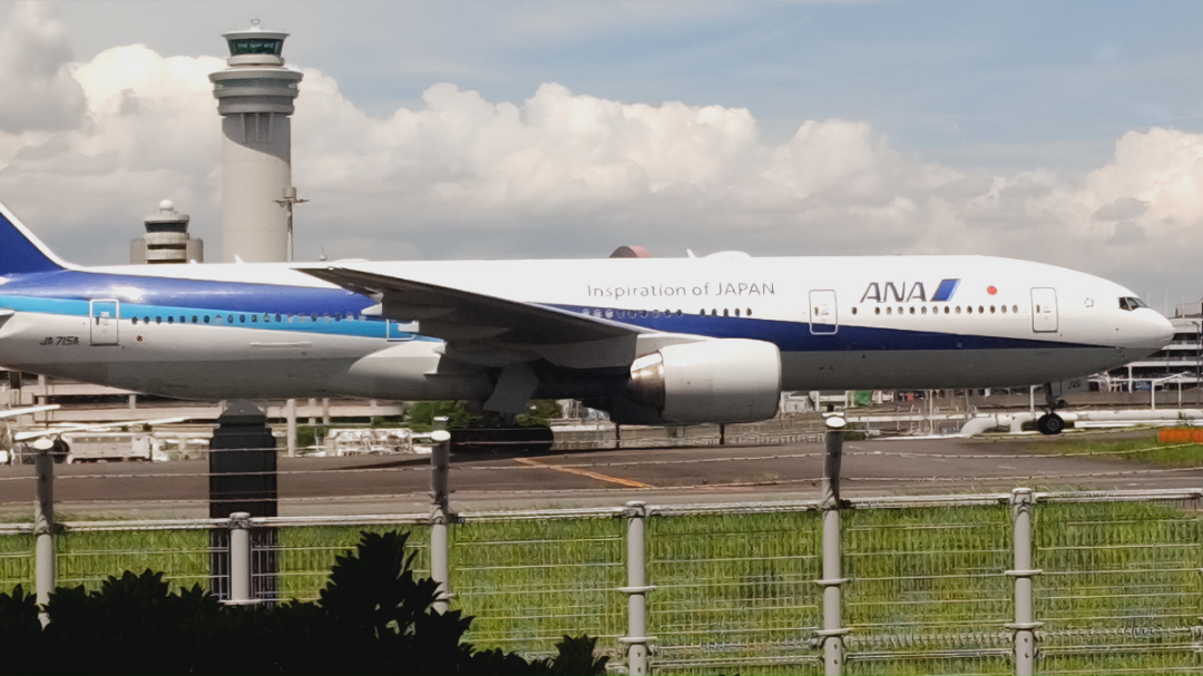 空港施設(株)【8864】 カウンターからは飛行機がよく見えますよ