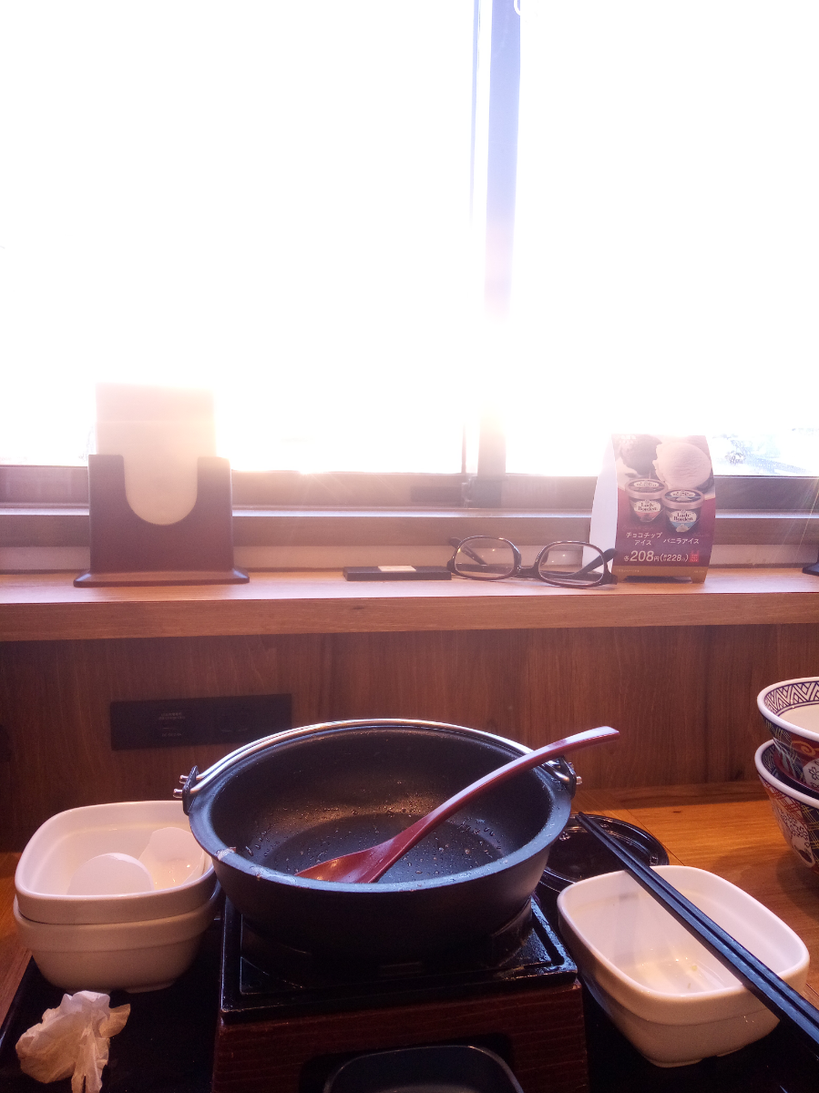 (株)吉野家ホールディングス【9861】 完食　 ラーメンが牛丼みたいな味して笑けてくる ラーメンはカムクラに少しにていた。 マニア向けだね これはまいった