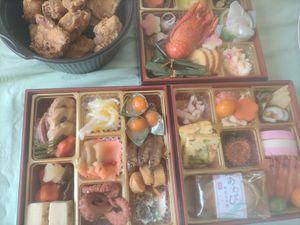 (株)吉野家ホールディングス【9861】 吉野家の唐揚げ普通に美味しく、うちでは毎年元旦に大量持ち帰りしてますよ。 おせちの横に置いとくと子どもらは大喜びです。