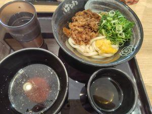 (株)吉野家ホールディングス【9861】 はなまるで期間限定のゆず牛肉つけ麺を食ってきました。 昨年はつけ出汁の中に牛肉と柚子が入った状態で提供されたけど、 今回は牛肉と柚子がうどんに乗って提供されました。 それに昨年は無かった「割スープ（かけだし）」が付いてきました。 うどんを食べ終わったあとのつけ出汁をこれで薄めて飲み干すんやて。 美味かったよ。