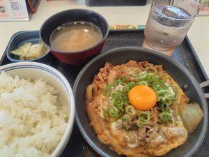 (株)吉野家ホールディングス【9861】 「月見牛とじ御膳」を食ってきました。 やっぱりエッグセパレーターの提供が無かったんで、 レンゲで黄身を取り分けるのに神経使いましたわ。 美味かったよ。