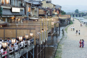 映画についてのひとりごと ショーシャンクさん、ダリアさん こんにちは(^^)/ 桂川が濁流になって嵐山の渡月橋が危機でした。