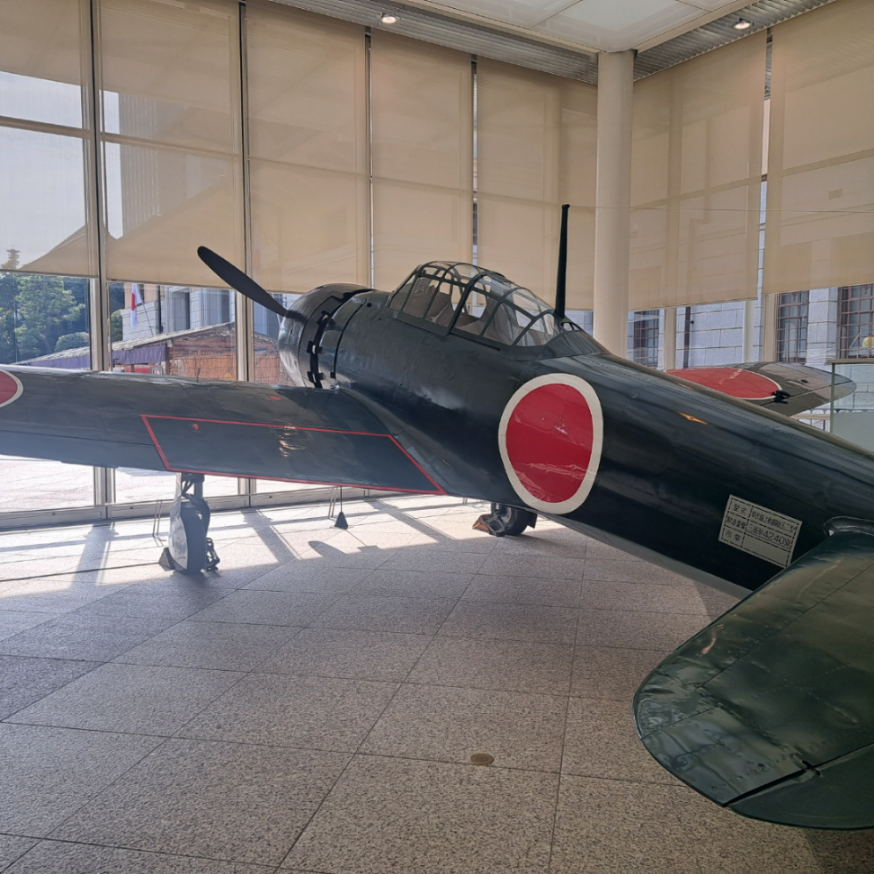 狩りガールのお部屋 今日は靖国神社で英霊に参拝してきました。 その後、遊就館へ立ち寄り、零式艦上戦闘機(零戦)も見学できました👍️
