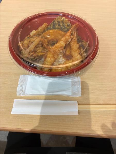 (株)クリエイト・レストランツ・ホールディングス【3387】 天丼濱乃屋でテイクアウトしてみた ( 下写真 ) ここは袋なしで直にくれるのね大盛ご飯無料なし 江戸前天丼・1069円 まあ微妙でしたが今回だけかな  いつもテイクアウトする揚げ天まるは 上天丼・大盛ご飯無料・ご飯と天ぷらがセパレート・別ダレ付き・袋付きで855円