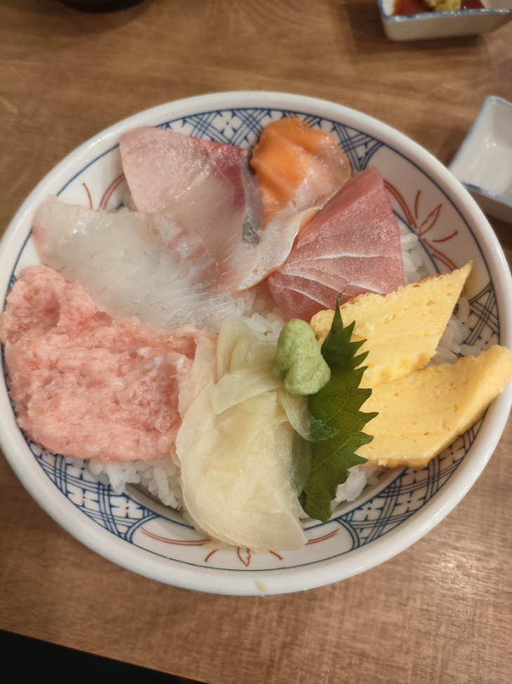 (株)クリエイト・レストランツ・ホールディングス【3387】 提供された5色丼 値上げしてまともな商品を提供してくれ。