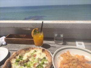 (株)バルニバービ【3418】 今日はガーブコスタオレンジで水平線を眺めながらパスタ＆ピザランチ ちょっぴりお高めがですがロケーション代と思えば逆にお安いかもです。 ごちそうさまでした。