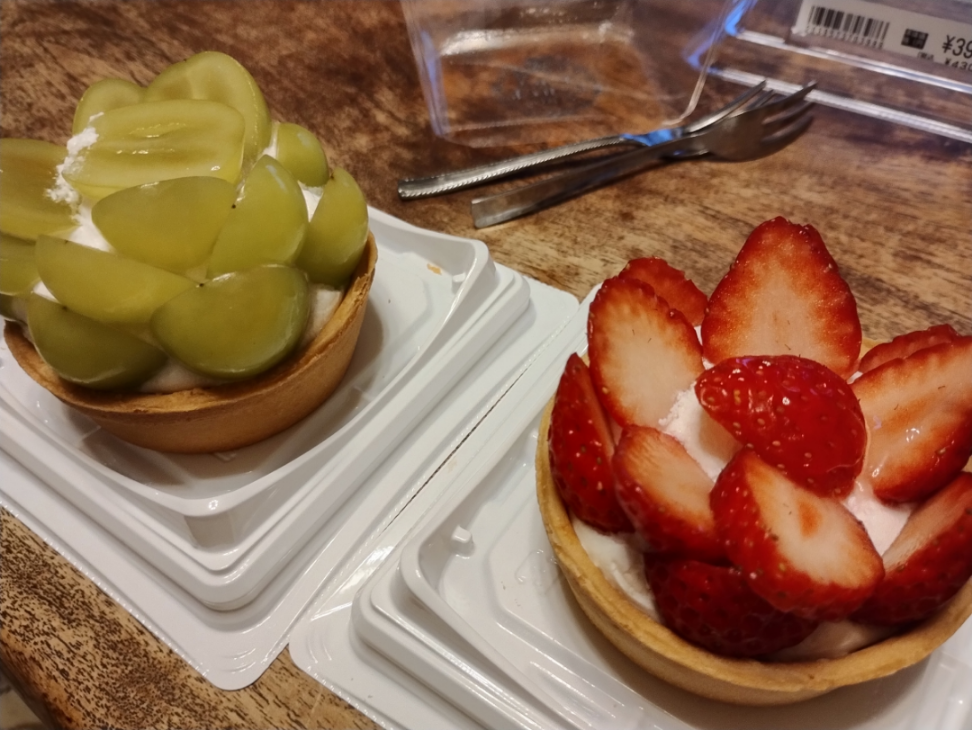 (株)バローホールディングス【9956】 今日下永谷店で買ったフルーツタルトです。フルーツ自体がおいしいし、生クリームも程よい甘さ。最近キルフェボンのタルトをたべたのですが、味と値段の総合評価ならこちらが上かな。