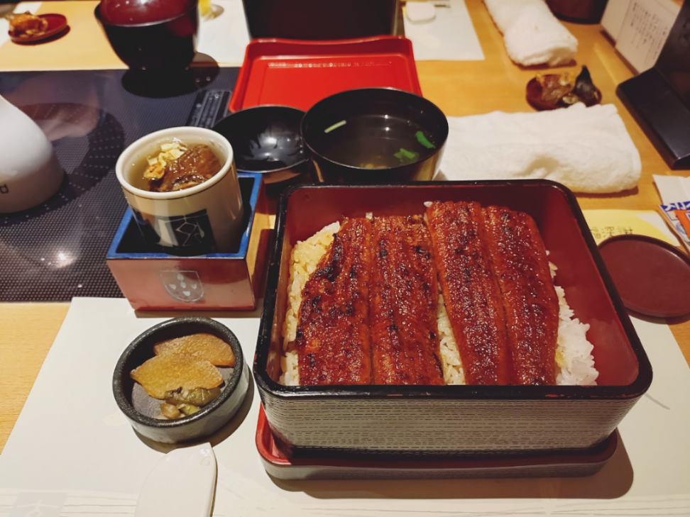 (株)関門海【3372】 45周年行ってきました。 美味しかったですし、お客も結構入ってましたが、、 これで黒字化できないなら根本的に駄目なのでは？？ 赤字の店は整理してほしい