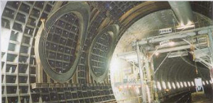 丸藤シートパイル(株)【8046】 リニア新幹線トンネルを掘るにあたり ここのシールド工事の受注に今後期待してる。 又、トンネル工事でのライナープレート これは、薄い鋼板製で強度が強く 取扱い運搬が容易 内側からの組立可能、耐用年数が長く 岩盤工事、軟弱な地盤もOK 此の使用は、通常の道路のトンネルでも良いような 気がするが・・・・・ シールド工事の写真