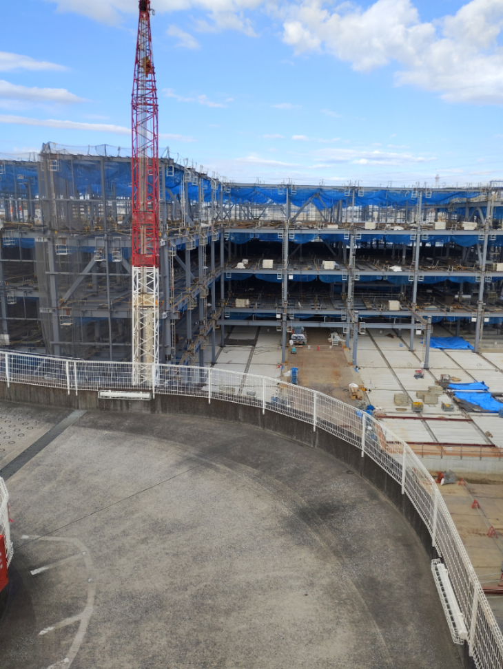 SOSiLA物流リート投資法人【2979】 橫浜港北２ならまだ工事中。稼働は今秋じゃないかな。 自宅から1㎞圏内なんだ。 写真は12/9だな。