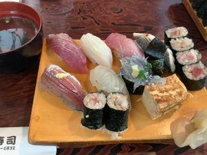 勝手に旅記録 今日は湯河原♨️ 途中小田原で降りてランチの地魚寿司🍣