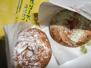 アラシ ホイホイ♪ やれやれ まだ 白いストーカーさん達は 居なくなる気配がないですね。。 この板は それを見越した板なので わかってることですが。。 この前 久しぶりのイオンで オーダーしてから クリームを詰めてくれるシュークリーム屋さんができてました♪ これもドーナツに見えるけど シュークリーム?な感じw