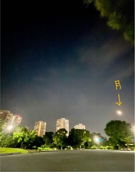 もるもる♡と、学習帳♡ スーパーの帰り公園を見たら、 花火をやっている家族がいらっしゃったので、 風に乗ってきた手持ち花火の匂いをかぎ、 夏を感じていました。  月。 月って書かないと街灯みたいなので、 月って書いてみました😊