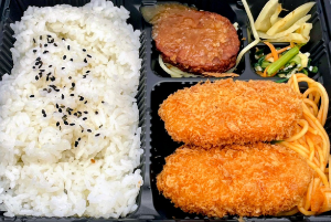 絶対に優勝して欲しい 今日のタダ昼めし🍱 ほか弁のカニグラバラエティ 初めて食ったけど美味ちかったなあ&hellip;🤤外はサクッ中はとろ～りクリーミー🦀🧆 👨の一推し💯Bigのり弁ナポリタンも捨て難いが😋 こら金曜あたりリピ確定やな👍