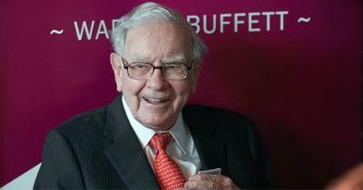 eMAXIS Slim米国株式(S&P500)【03311187】 バフェットは23年の秋からアップルの売却を開始し、すでに8割近くを手放している。 今までバフェットが最高の銘柄と評して、超長期に渡りバークシャー最大のポジションであったアップルのポジションをほぼゼロにしたのだ。 これがどういう事なのか。 株価は割高であり、それを正当化出来るような成長性はもはや期待できないと、完全に見切りをつけたという事である。 高値からの下落率を見て、そろそろ底打ちすると考えている人が多いが、バフェットが売り始めた時の位置はまさに今の株価なのである。 これは、この株価でもバフェットは高いと思って売っていたという事であり いまの高値からの下落を見て、下がりすぎだと判断し買い向かおうとしている個人投資家は非常に危険であるという事。 そして、S&PというのはほとんどM7に依存しており、特にアップルは時価総額1位であり1番比重が高い。 今の米国株は高値からは結構な下落となったが、バリュー投資家からは、これでもまだ割高と判断されているという事であり、今の水準でももはや売りたいと思っているのである。 総じて米国株は今とんでもない位置にあり、バリュエーションの調整と共に、かなり長い期間の休息をとる可能性がある。 機関投資家は米国株の長いバリュエーションの調整を終えるまで、余った現金で他の市場に目をつけ始めるだろう。 バフェットは日本株へ種を蒔き始めたようだ。 バリーは中国へ。そして欧州への見直しも入っている。 それでも、これからもみんなと一緒にS&Pの積み立てを続けるというのなら、私は自由にすればいいと思う。