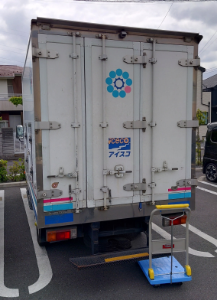 (株)アイスコ【7698】 アイス子ちゃんの冷凍車がクリエイトSDホールディングス(ドラックストア)の店舗へアイスをいっぱい納品していました。今夏も猛暑になるぞ! 頑張れアイス子ちゃん🍦