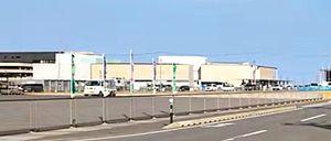 (株)アルメディオ【7859】 コンテナは　奥行が結構ある、　 奥に見える伝承館の観光バスぐらいのサイズある それが並んでるように見える