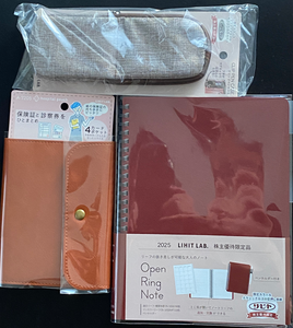 (株)リヒトラブ【7975】 【 株主優待 到着 】 (100株) 株主様向け限定仕様ノート・ペンケース他 ※初取得です。 昨年(2024年)10月 1,080円買い分 ー。