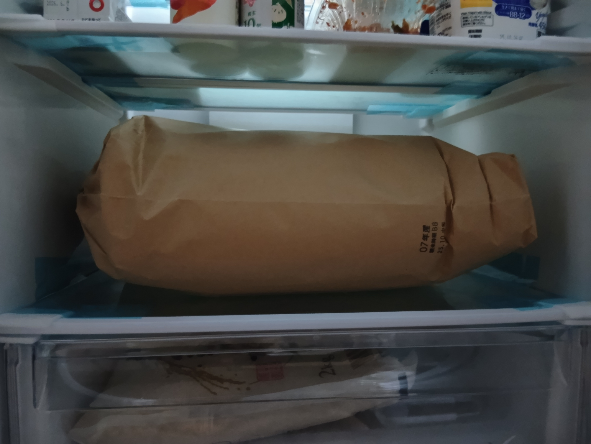 (株)ムロコーポレーション【7264】 去年クオカ選んで地団駄踏んでからの2年ぶりコシヒカリ10kg頂きました。 中身少なめの冷蔵庫に無事収納。