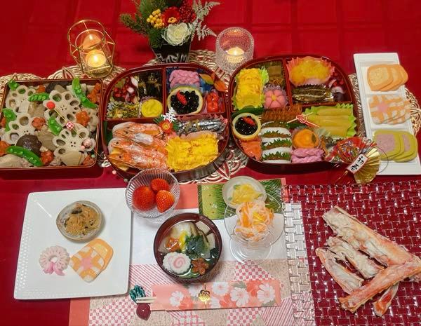 ピストン西沢とhinaの投資部屋 2019/12/03〜 新年明けましておめでとうございます🎍⛩ （喪中の方には年始のご挨拶を控えさせていただきますが、皆様にとって穏やかな1年となりますよう心より願っております）  2026年が皆様にとって素晴らしい年となりますよう心よりお祈り申し上げます🕊  新しい年の始まりは、新たな挑戦の機会ですので、投資初心者の方には焦らず一歩ずつ学んで欲しいなと思います 市場の動きに一喜一憂せず、基礎をしっかりと身につけることが大切です💝 特に、2026年はAI技術の進展が期待される年ですので、関連する情報を積極的に学び、投資の視野を広げていきましょうね  一方、ベテランの皆様にはこれまでの経験を活かしつつ新たな視点を持って頂きたいと思います 市場は常に変化しています 過去の経験則にとらわれず、柔軟な思考を持つことが時流に乗るコツです🐴🔅 2026年は、これまでの常識を覆すような展開があるかもしれませんので、リスク管理をしっかり行いながら新たなチャンスを見逃さないようにしましょう👀✨  今日の日経新聞の記事によれば、2026年はAI関連の企業収益が拡大する見込みですが、S&P500の株価が割高であるとの指摘もあります📰 皆様には、情報収集を怠らず、最新情報など市場動向を常にチェックし、日々新しいことを知る喜びを実感してほしいのです🙏🏻&lrm;🤍  コロナ禍以降、私が痛感していることなのですが「過去の経験則が必ずしも未来に当てはまるとは限らない」ことを意識することが大切です コロナの前と後でマーケットに急激な変化が起きていると実感しています 今まであまり必要ないと思っていた報道にもアンテナを張ったり、今まで見ていなかった指標を注視するようにする、など新たに視点を持ってくださいね💚🫧  2026年が皆様にとって充実した投資の年となりますよう、心より願っております😌🙏🏻💭 共に学び、成長していきましょう✊🏻🎀  おせちは毎年主人と一緒に手作りしています🍱 お仕事の方もお休みの方もお疲れが出ませんように、おいしいものをたくさん食べて、大発会を迎えましょう🐴🔅