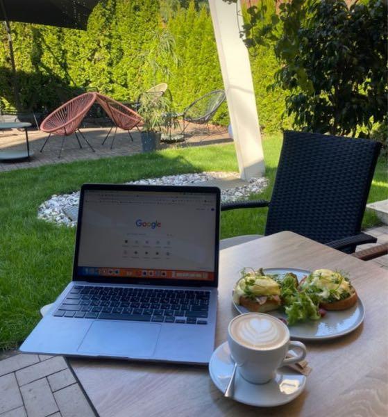 ピストン西沢とhinaの投資部屋 2019/12/03〜 おはようモーニング☕️ 21日の米国株式市場は、ダウ平均が前日比19.12ドル安の44,323.07ドルとなり、小幅ながら続落となりました。 一方で、ハイテク株の比率が高いナスダック総合指数は78.52ポイント上昇の20,974.18ポイントと、連日で最高値を更新するなど、強さを見せています⤴︎ S&P500も終値で最高値を記録し、主力ハイテク銘柄の好決算期待から全体相場を押し上げる形となっていますね👀 これを受けて、22日の東京株式市場はもみ合いが予想されます。 市場では前週末の終値水準で強気・弱気双方の見解が交錯し、日経平均株価は比較的狭いレンジ内で方向感に欠ける展開となりそうです。 20日に実施された参議院選挙では与党が敗北し、自民党と公明党で計47議席にとどまり、非改選を含んでも過半数割れとなりましたね🗳️ ですが選挙結果は事前予想の範囲内であり、自民党の議席減も想定より小さかったとの見方が多く、市場に与えるインパクトは限定的となる可能性が高いです。 為替市場ではドル安・円高基調が続き、米国の関税政策やその交渉進展に対するニュースが引き続き相場の波乱要因となりそうです。 また、世界株市場に対し東京市場の日経平均は出遅れ感が強いものの、下値では押し目買い意欲も根強く、リスク回避の流れは目立ちにくいとみられます。