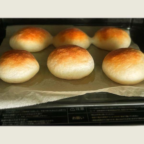 ピストン西沢とhinaの投資部屋 2019/12/03〜 おはようモーニング☕️ 米国株式市場は、独立記念日を挟んだ3連休明けとなった7日に大きく下落しました⤵︎ ︎ ダウは前日比422ドル安の44,406ドル、ナスダックも188ポイント下落し20,412ポイントで取引を終えました。 トランプさんが日本や韓国からの輸入品に対して8月1日から25%の関税を課すと発表したことが嫌気されたためです。 特に自動車関連株など外需株が売られ、テスラはマスクCEOの新党結成発表も重なり大幅安となりました。 米国市場の動きを受けて、8日の東京株式市場もリスク回避姿勢が強まる見通しです👀 日経平均株価は前日に続き下値を模索する展開が予想され、39,000円台前半で売り買いが交錯する展開となりそうです。 欧州市場では、ドイツのDAXが1%超の上昇で約1カ月ぶりの高値を付け、フランスのCAC40も堅調でした。ドイツの5月鉱工業生産指数が市場予想を上回ったことも好材料となりましたが、米国の関税政策を巡る不透明感が世界経済への懸念を再び高めています。 トランプさんは、日本や韓国に対する25%関税の適用を8月1日からとし、日本が対抗措置を取ればさらに税率を上乗せすると警告する一方、関税や非関税障壁の見直しによっては軽減の可能性にも言及しています。 為替市場ではドル高・円安が進行しており、これは輸出企業には追い風となる可能性がありますが、米国の関税政策による企業業績への警戒感から、株価の下押し圧力は避けられない状況ですね。 取引時間中はドル円相場の動向にも敏感な展開となる見通しです。 週1回から2回ほど米粉パンを朝食用に作っています🍞 グルテンフリーで子供たちも大好きで、すぐなくなるのですが、私はちょっと飽きてきてしまっています…🥹՞